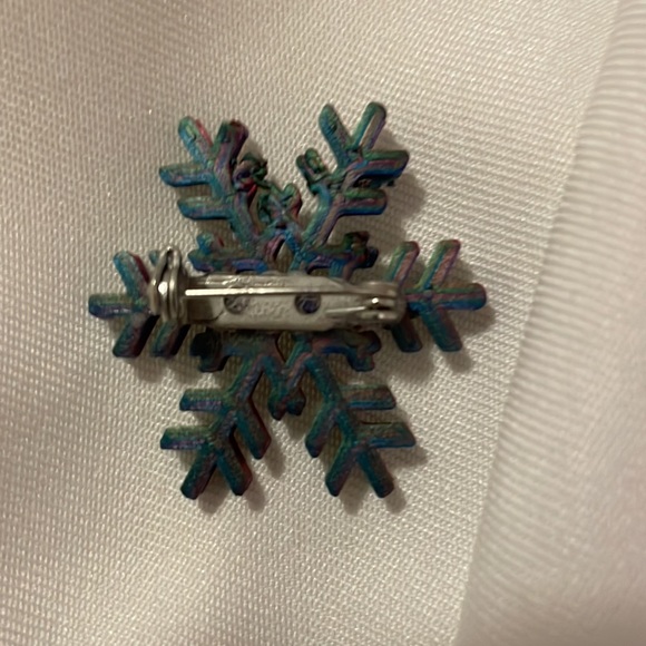 3/15 Handmade 3D Printed Snowflake Brooch Handmade Jewelry Seasonal Brooch - Picture 2 of 2